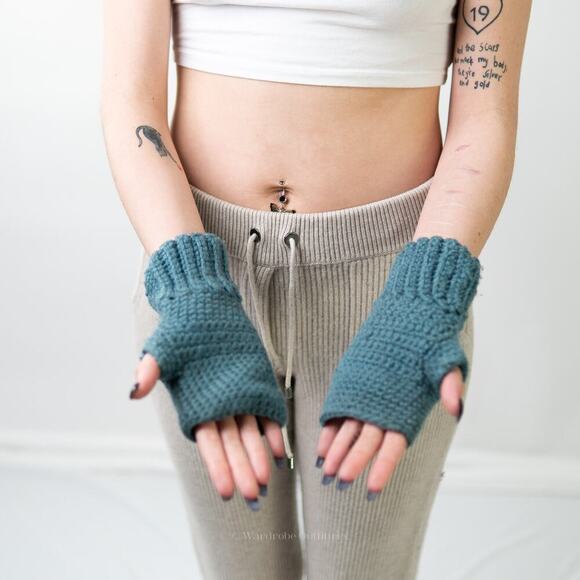 Handmade Crochet Knit Sky Blue Beanie Newsboy Cap & Fingerless Glove Set - Picture 9 of 9